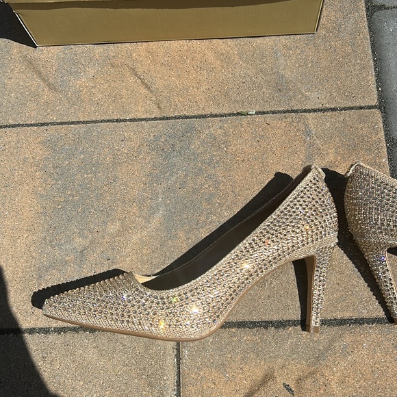 Michael Kors Dorothy Flex Pump - Picture 6 of 10